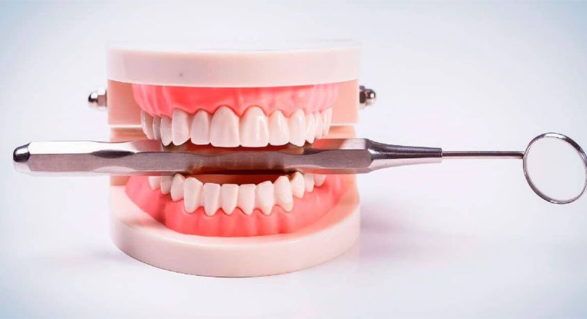 Не стесняйтесь своей улыбки! Скидка 60% на установку зубного протеза от стоматологии «Доктор+».